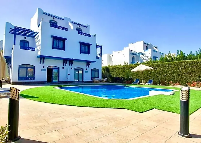 Luxury 8br With Seaview And Private Pool In Villa Gurdaka